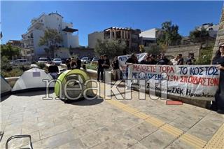 Φοιτητές έστησαν σκηνές έξω από την Περιφέρεια Κρήτης – «Γκαρσονιέρα, τιμή ενοικίου 500 ευρώ»
