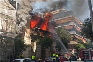 Φωτιά τώρα σε διώροφο κτίριο στην Καλλιθέα, γυναίκα πήδηξε από το μπαλκόνι για να σωθεί, δείτε βίντεο και φωτογραφίες