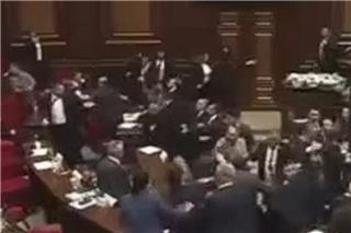 Γροθιές και κλωτσιές στη Βουλή της Αρμενίας, σε live μετάδοση - Το σχόλιο που άναψε τη φωτιά
