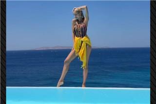 Η Δούκισσα Νομικού χόρεψε στην άκρη πισίνας με φόντο τη θάλασσα, δείτε βίντεο