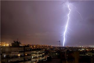 Η κακοκαιρία σφυροκοπά τη χώρα με μπουρίνια, χαλάζι και πάνω από 100.000 κεραυνούς σε μία ώρα – Σε ετοιμότητα η Αττική