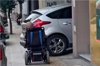 Ιωάννινα: Αυτοκίνητο έκλεισε το πεζοδρόμιο σε άντρα με αμαξίδιο