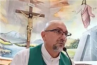Τα συγκλονιστικά τελευταία λόγια του ιερέα που καταπλακώθηκε από σταυρό κατά τη Θεία Λειτουργία
