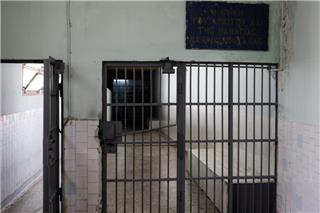 Καταδίκη για τρεις νεαρούς που έσπασαν νιπτήρες και καρτοτηλέφωνα σε φυλακές του Βόλου επειδή ήταν δυσαρεστημένοι
