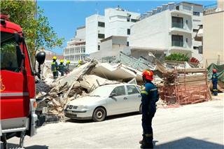 Κατάρρευση πολυκατοικίας στα Πετράλωνα, πέντε προσαγωγές, έρευνες για τυχόν εγκλωβισμένους