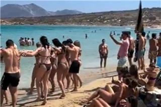 Κουφονήσια: Λουόμενοι στήσανε μίνι πανηγύρι στην παραλία και χόρεψαν ικαριώτικο