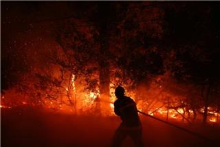 Κόλαση φωτιάς στη νοτιοδυτική Γαλλία: Ανθρωποι απομακρύνoνται με βάρκες ‑ Σοκαριστικά βίντεο