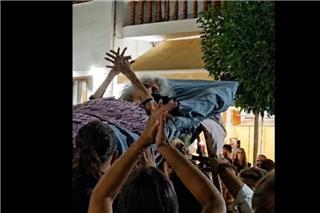 Κρήτη: Μοντέλο του Νταλί η 90χρονη που πήγε σε πανηγύρι με ξαπλώστρα