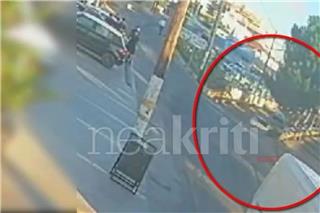 Αυτοκίνητο «πετάει» στον αέρα και καταλήγει σε δέντρο και σταθμευμένα οχήματα στην Κρήτη – Δείτε το βίντεο