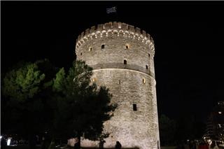 Λευκός Πύργος: Λούστηκε στο νέο φως μόλις έδυσε ο ήλιος ‑ Τι προβλέπεται για την κορυφή του