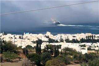Καράβι «εξαφανίζεται» στην ομίχλη έξω από το λιμάνι της Πάρου ‑ Δείτε το βίντεο