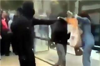 Σοκαριστικό βίντεο με 15χρονο που εκτοξεύει φωτιά στο πρόσωπο γυναίκας στις διαδηλώσεις στη Γαλλία