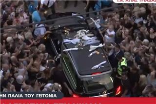 Ο Γιώργος Μαζωνάκης «γύρισε» εν μέσω χειροκροτημάτων στην παλιά του γειτονιά ‑ Πλήθος κόσμου στη «λαϊκή αγρυπνία» στη Νίκαια πριν την κηδεία