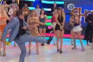 Απίστευτο περιστατικό σε εκπομπή στο Μεξικό: Παρουσιαστής κλώτσησε drone στο πρόσωπο μοντέλου live