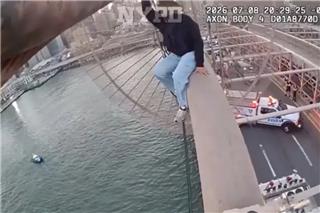 «Μην το κάνεις»: Το δραματικό βίντεο για να μην πέσει γυναίκα από γέφυρα στο Μπρούκλιν