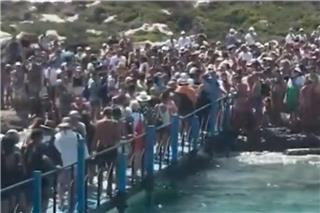 Μπάλος: Η παραλία που «βουλιάζει» από τουρίστες – Αντιδράσεις στα social media