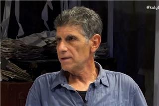 Γιάννης Μπέζος: «Στην Ελλάδα ασχολούμαστε διαρκώς με το παρελθόν – Είναι φρίκη»