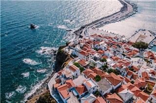 Το ελληνικό νησί που έγινε παγκόσμιο κινηματογραφικό όνειρο ‑ Και οι τουρίστες το αναζητούν ξανά φανατικά