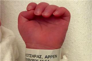 Ο Γιώργος Κώτσηρας έγινε πατέρας – Η φωτογραφία που μοιράστηκε στα social με τον νεογέννητο γιο του