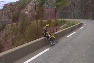 Παρά τρίχα τραγωδία στο Tour de France: Αθλητής σώθηκε από πτώση σε γκρεμό για λίγα εκατοστά , δείτε βίντεο