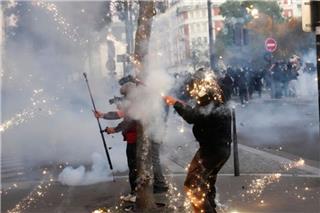 Παρίσι: Αστυνομικός τυλίχθηκε στις φλόγες από μολότοφ - Χάος στο Porte de Charenton