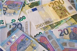 Παραλία γέμισε πακέτα με 700.000 ευρώ ‑ λουόμενοι έτρεξαν να τα μαζέψουν