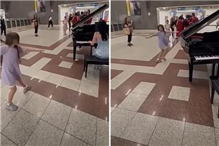 Το πιάνο του Μετρό Συντάγματος έγινε σκηνή: Κοριτσάκι χόρευε αυθόρμητα δίπλα σε νεαρή πιανίστρια – Δείτε το βίντεο