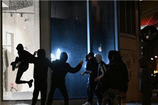Ποιοι είναι οι «Black Bloc», που ηγήθηκαν του χάους και των λεηλασιών στη Γαλλία