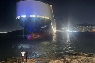Προσάραξε φορτηγό πλοίο στον δίαυλο του Ναυστάθμου Σαλαμίνας, δείτε βίντεο και φωτογραφίες