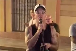 Ο Ρόμπι Γουίλιαμς τραγούδησε το «Angels» δίπλα σε μουσικό του δρόμου στη Σεβίλλη, δείτε βίντεο