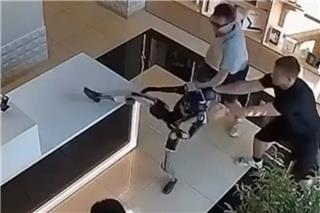 Ρομπότ βγαίνει εκτός ελέγχου και επιτίθεται με κινήσεις καράτε σε άνδρα: «Μας είχαν προειδοποιήσει»
