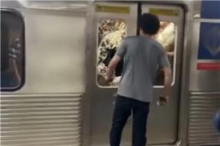 Ένταση στο μετρό του Σάο Πάολο: Τον έβγαλαν έξω από το μετρό, επειδή ήταν μεθυσμένος και αυτός έσπασε τα τζάμια του βαγονιού