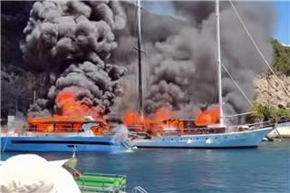Συναγερμός για μεγάλη φωτιά σε τουριστικά σκάφη στους Παξούς – Δείτε βίντεο