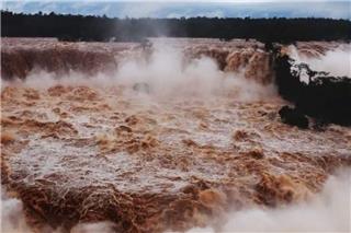 To super El Nino είναι εδώ: Η μανία της φύσης - Πλημμύρισαν οι καταρράκτες του Ιγκουασού στην Αργεντινή