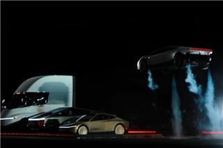 Tesla: Παρουσίασε το ηλεκτρικό αυτοκίνητο που πετάει και κινείται και ανάποδα – Δείτε βίντεο