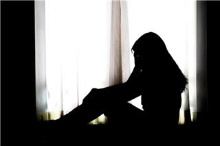28χρονη από τη Θεσσαλονίκη κατηγορείται ότι ξεγέλασε ανήλικη παριστάνοντας το αγόρι και έκανε ερωτική σχέση μαζί της
