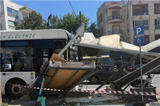 Θεσσαλονίκη: Βίντεο ντοκουμέντο με το λεωφορείο που έπεσε στη στάση – Η τραυματισμένη γυναίκα και οι πρώτες στιγμές πανικού