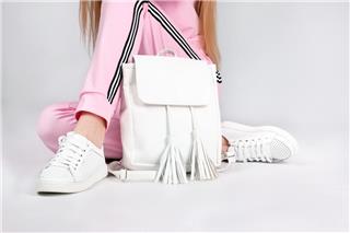 Τσάντα ώμου και γυναικεία sneakers – πώς να συνδυάσετε την άνεση με το στυλ στις βραδινές εξόδους και τις συναυλίες;