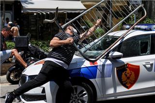 Βίαια επεισόδια στα Τίρανα με τραυματίες: Δακρυγόνα, πέτρες και συλλήψεις έξω από το αλβανικό Κοινοβούλιο – βίντεο και φωτογραφίες