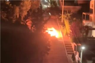 Βίντεο αποκαλύπτει την άτακτη πορεία φλεγόμενου αυτοκινήτου που κατέληξε σε κολόνα της ΔΕΗ στη Βούλα