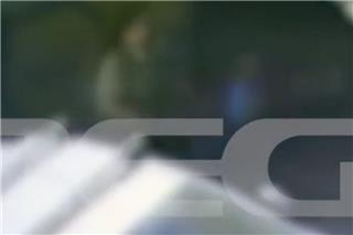 Βίντεο που προκαλεί οργή: Μητέρα χαστουκίζει το παιδί της δυνατά και πέφτει στο οδόστρωμα