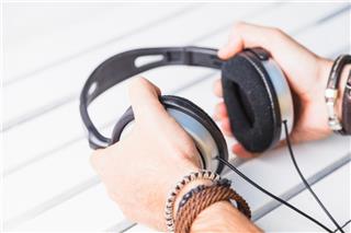 Γιατί πολλοί παρατάνε τα Bluetooth και παίρνουν ενσύρματα ακουστικά;