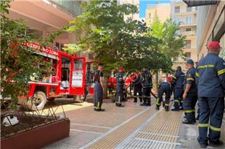 Υπό έλεγχο η φωτιά σε ξενοδοχείο στην πλατεία Κάνιγγος ‑ Ξεκίνησε από ηλεκτρικό πατίνι που εξερράγη