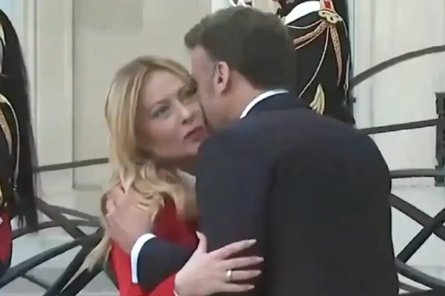 Σφιχτές αγκαλιές και παρατεταμένο φιλί από τον Μακρόν στη Μελόνι - Δείτε το επίμαχο βίντεο