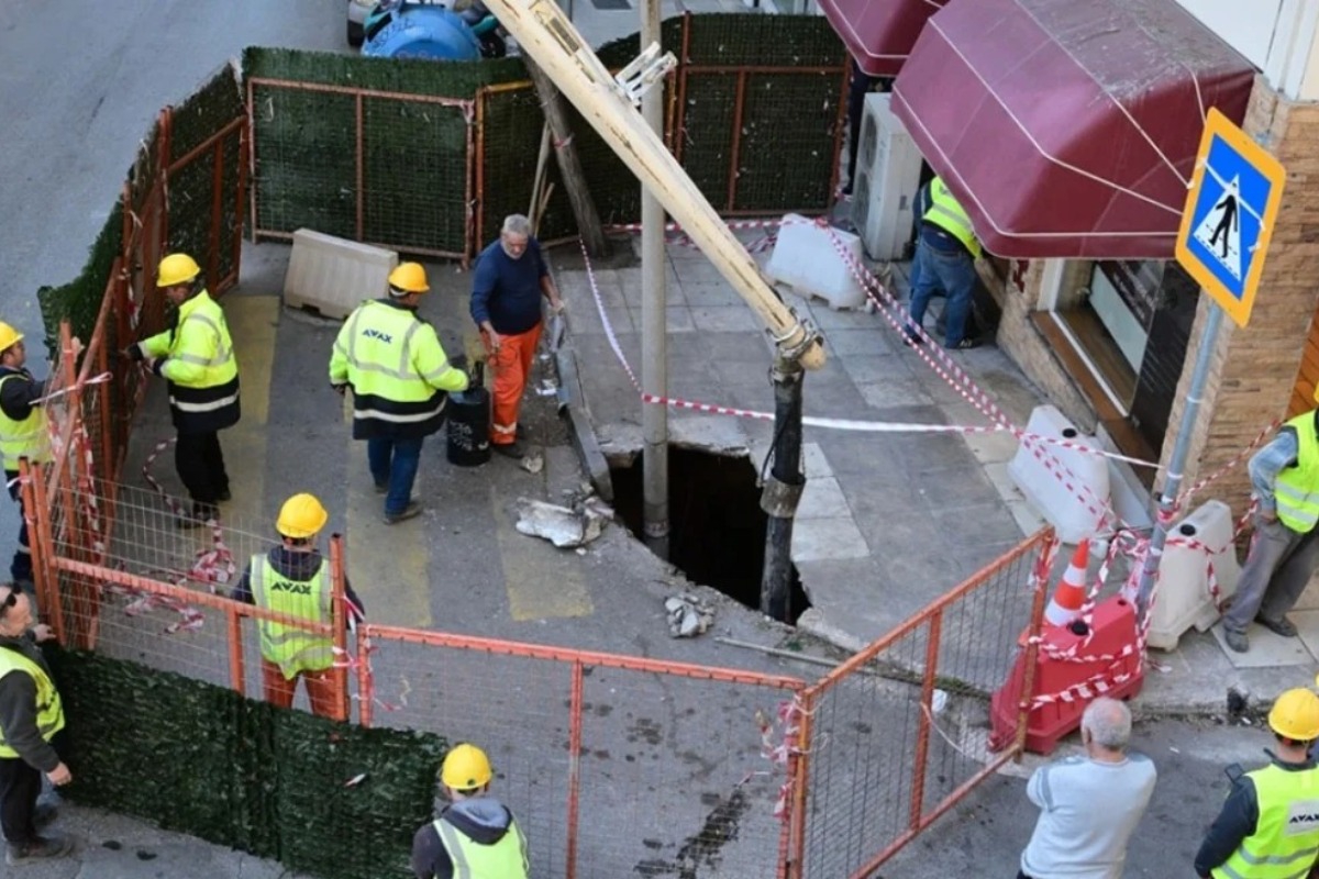 Καθίζηση οδοστρώματος στο Παγκράτι ‑ Διακοπή της κυκλοφορίας στη Βασ. Γεωργίου