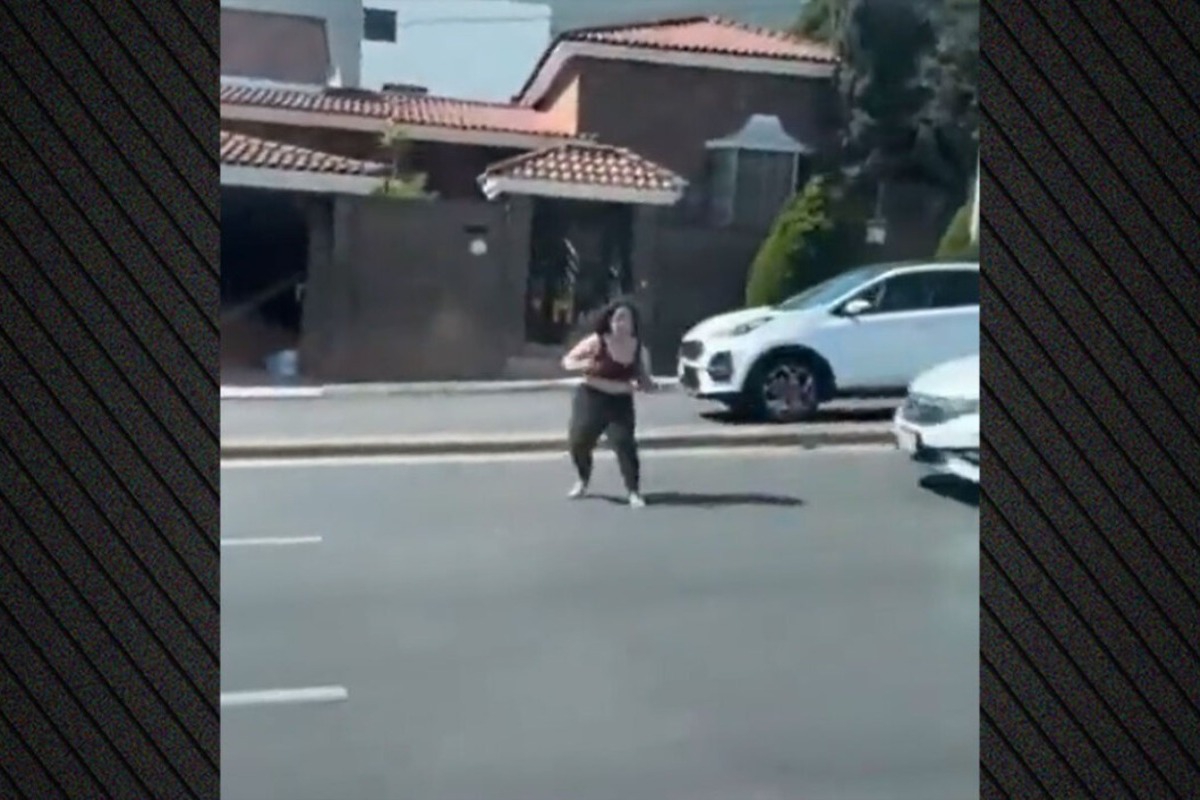 Σοκαριστικό τροχαίο στο Μεξικό: Γυναίκα βγαίνει ξαφνικά στον δρόμο και αυτοκίνητο την εκτοξεύει μέτρα μακριά