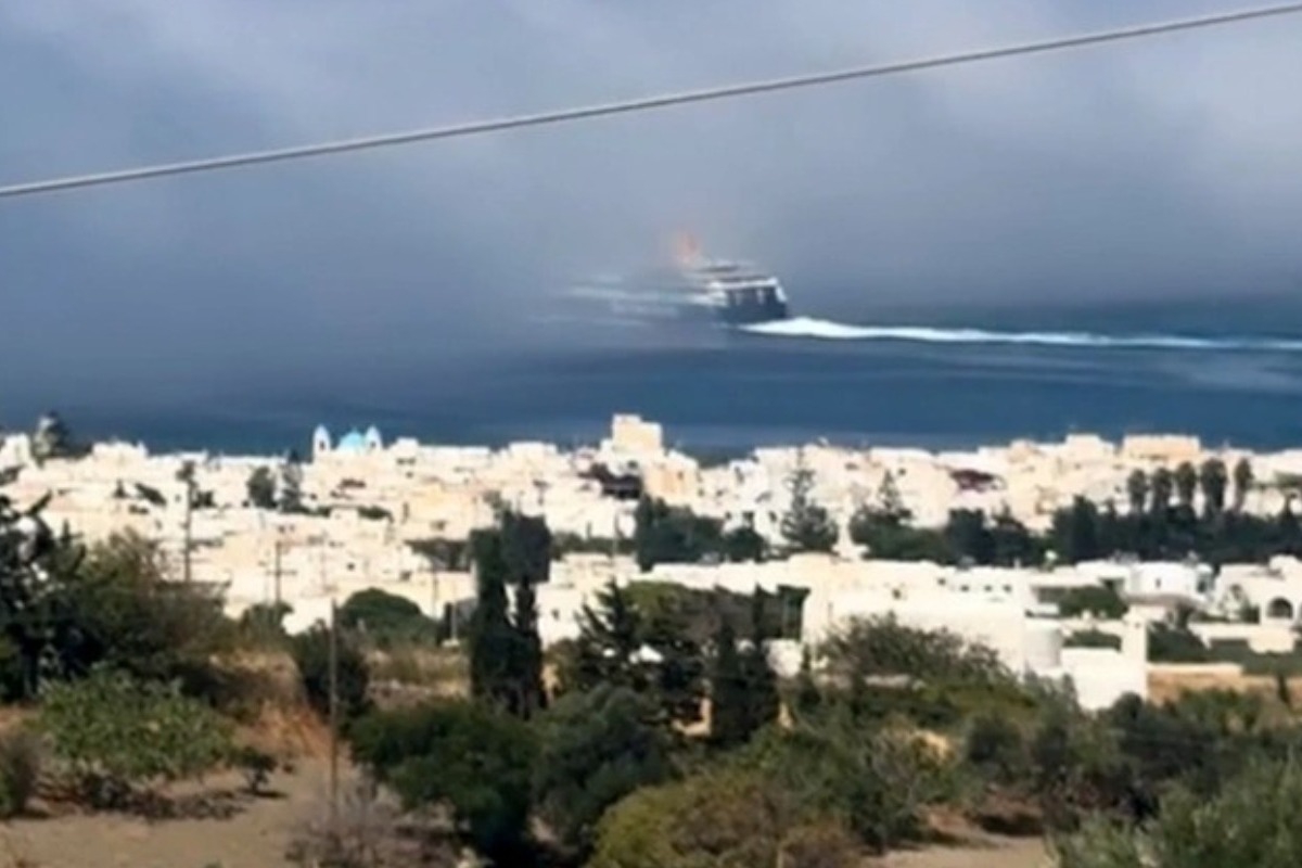 Καράβι «εξαφανίζεται» στην ομίχλη έξω από το λιμάνι της Πάρου - Δείτε το βίντεο - Στοιχειωμένες εικόνες κατέγραψαν τα νησιά των Κυκλάδων τις τελευταίες δύο ημέρες, καθώς η ομίχλη τύλιξε σε γκρι τοπίο και «έσβησε» ολόκληρες ακτογραμμ