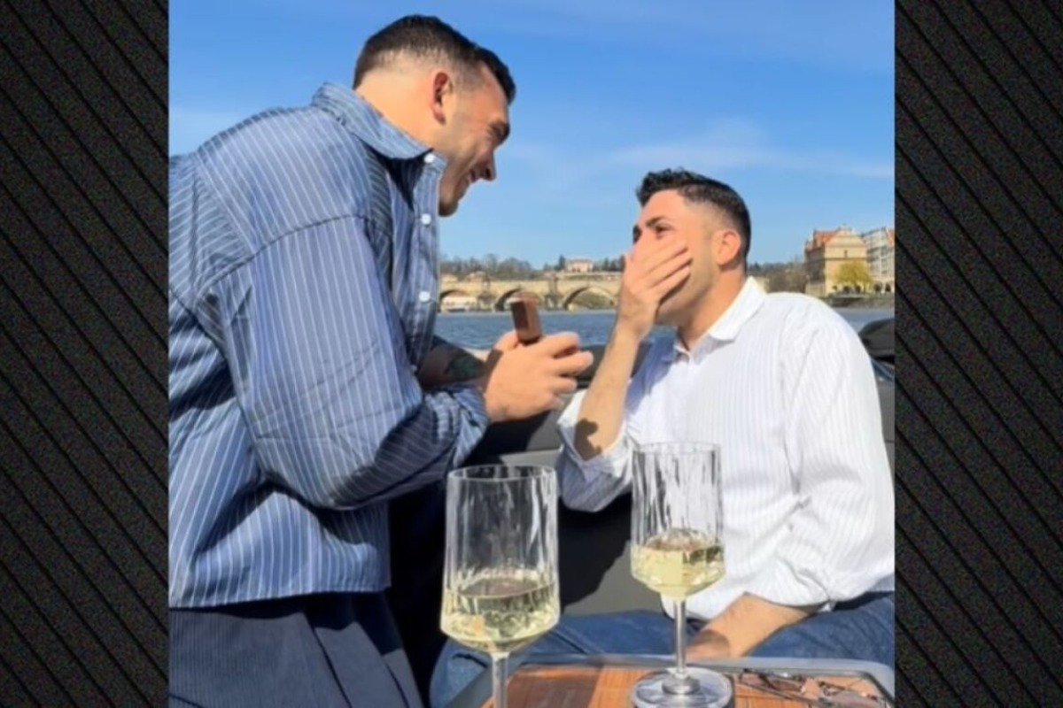 Ο Ιάσονας Μανδηλάς έκανε πρόταση γάμου στον σύντροφό του, δείτε βίντεο