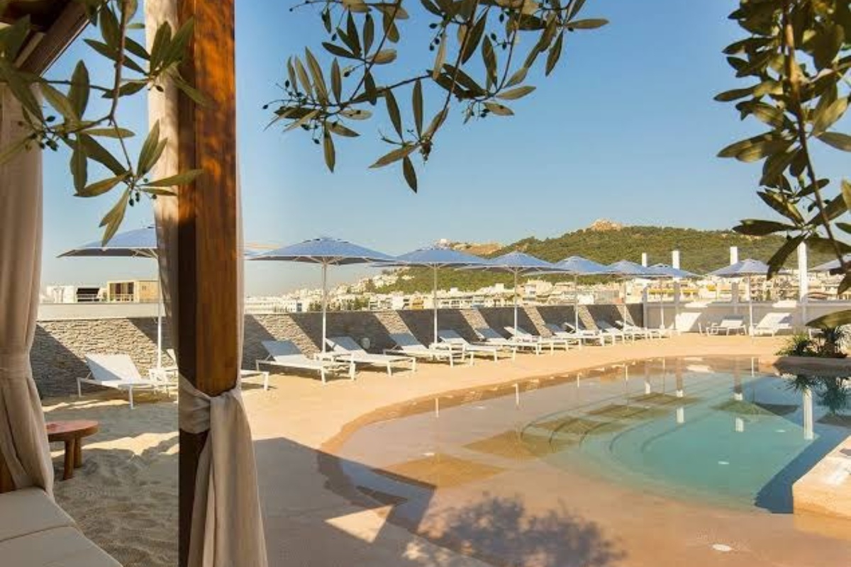 Mavili Beach: Η μοναδική rooftop «παραλία» της Αθήνας επιστρέφει το καλοκαίρι