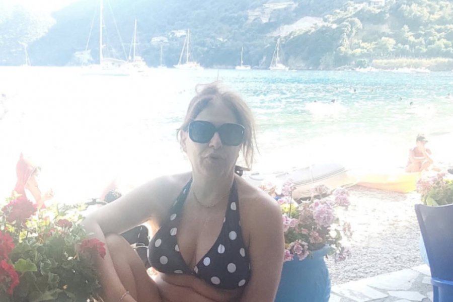 Με μαγιό στη Λευκάδα φωτογραφήθηκε η Ελένη Ράντου: «Δεν είναι νησί, είναι θεραπεία», σχολίασε